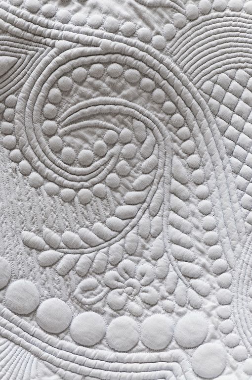 "Collection Andre Jean Cabanel - Boutis anciens, Couvertures et Jupons en piqués Detail de motifs brodes sur un boutis blanc"